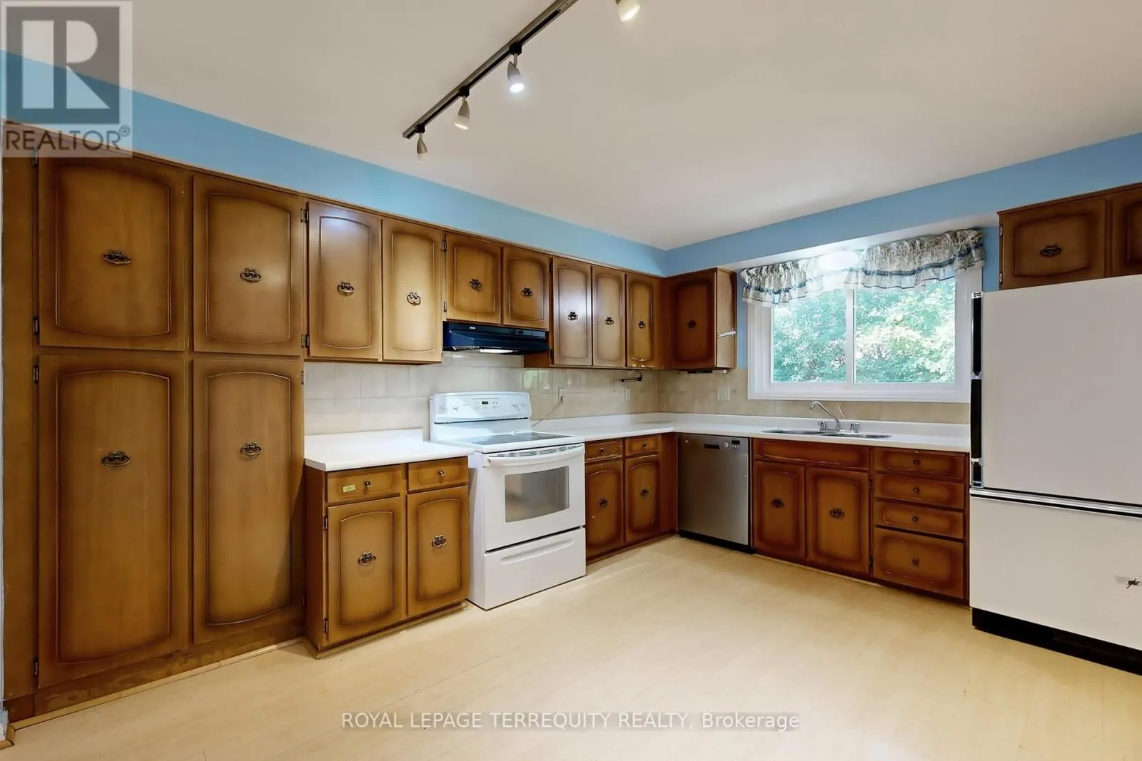 6 TEPEE COURT