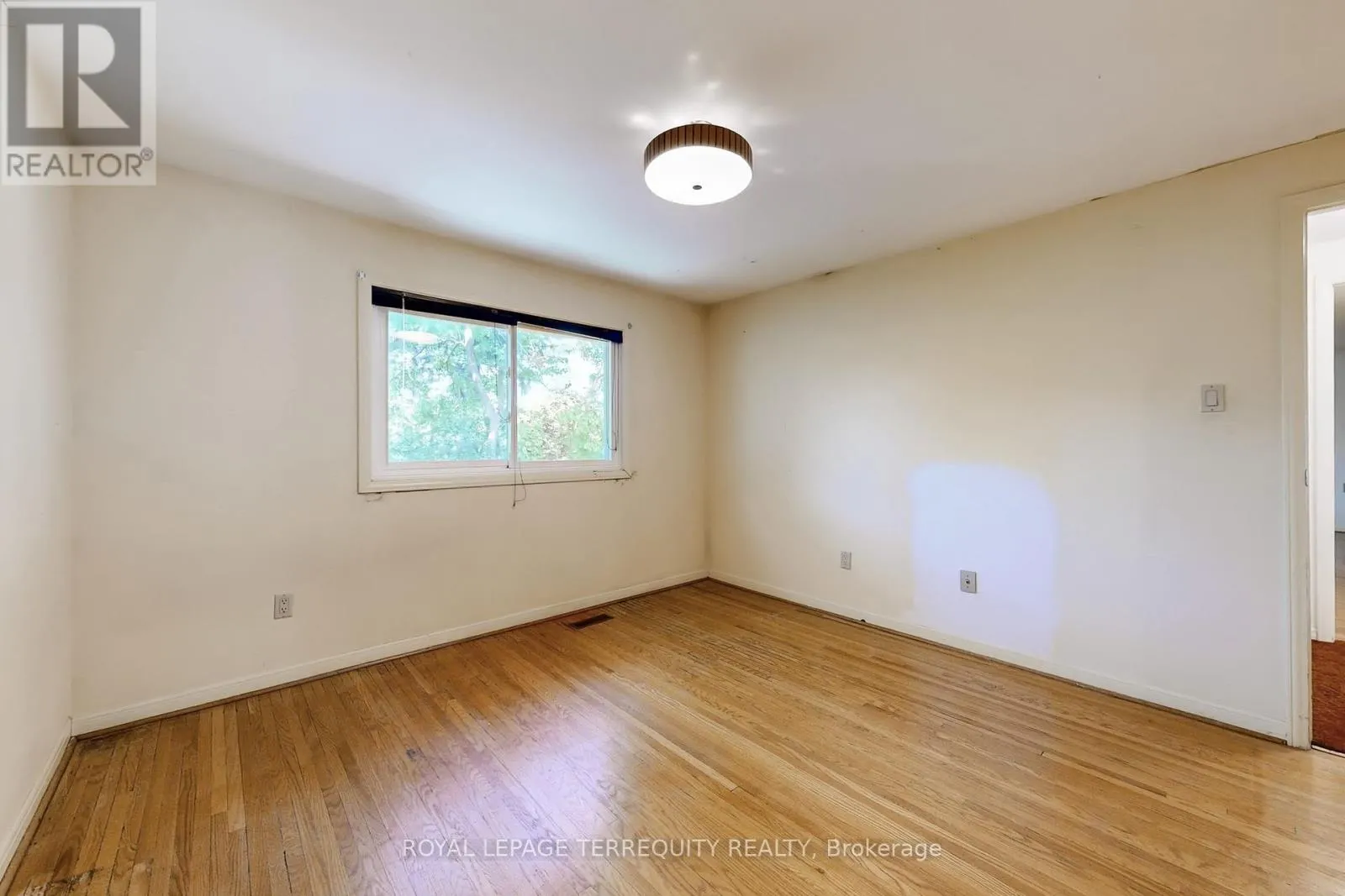 6 TEPEE COURT