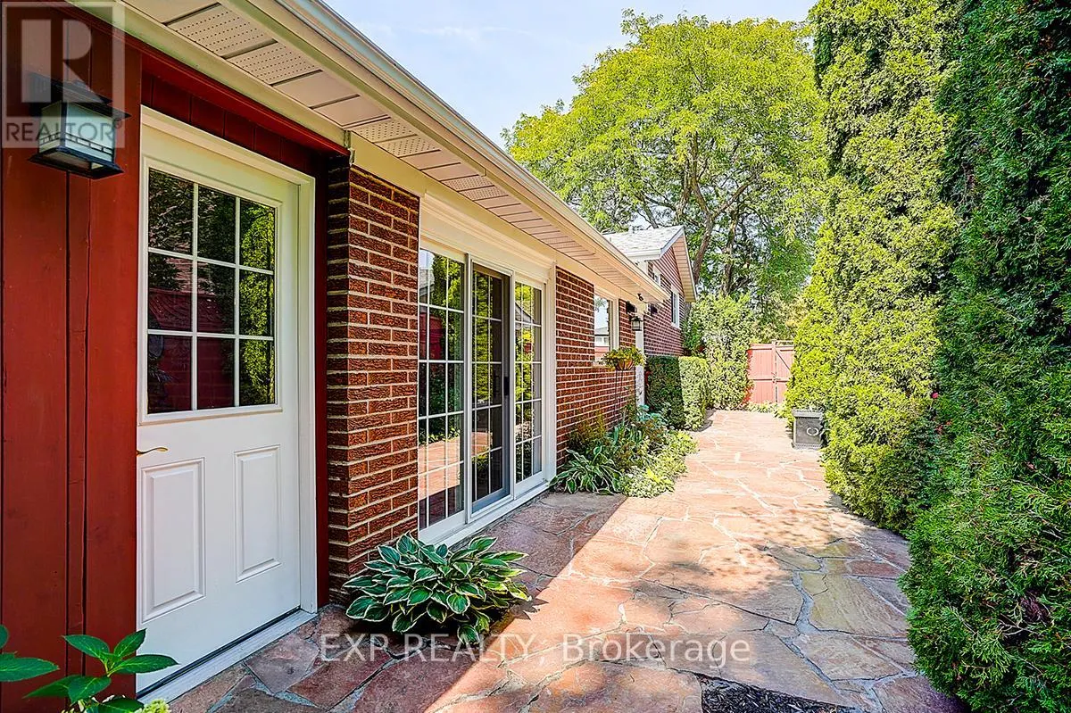 62 KEMPSELL CRESCENT