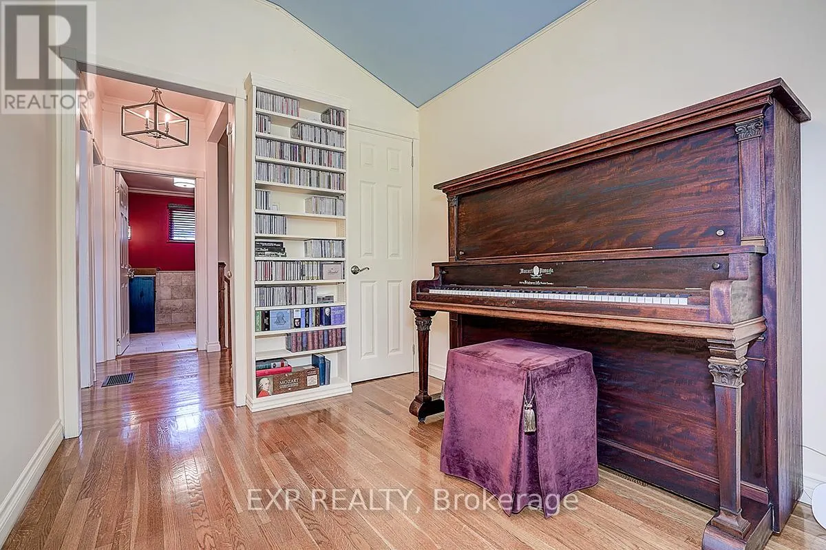 62 KEMPSELL CRESCENT