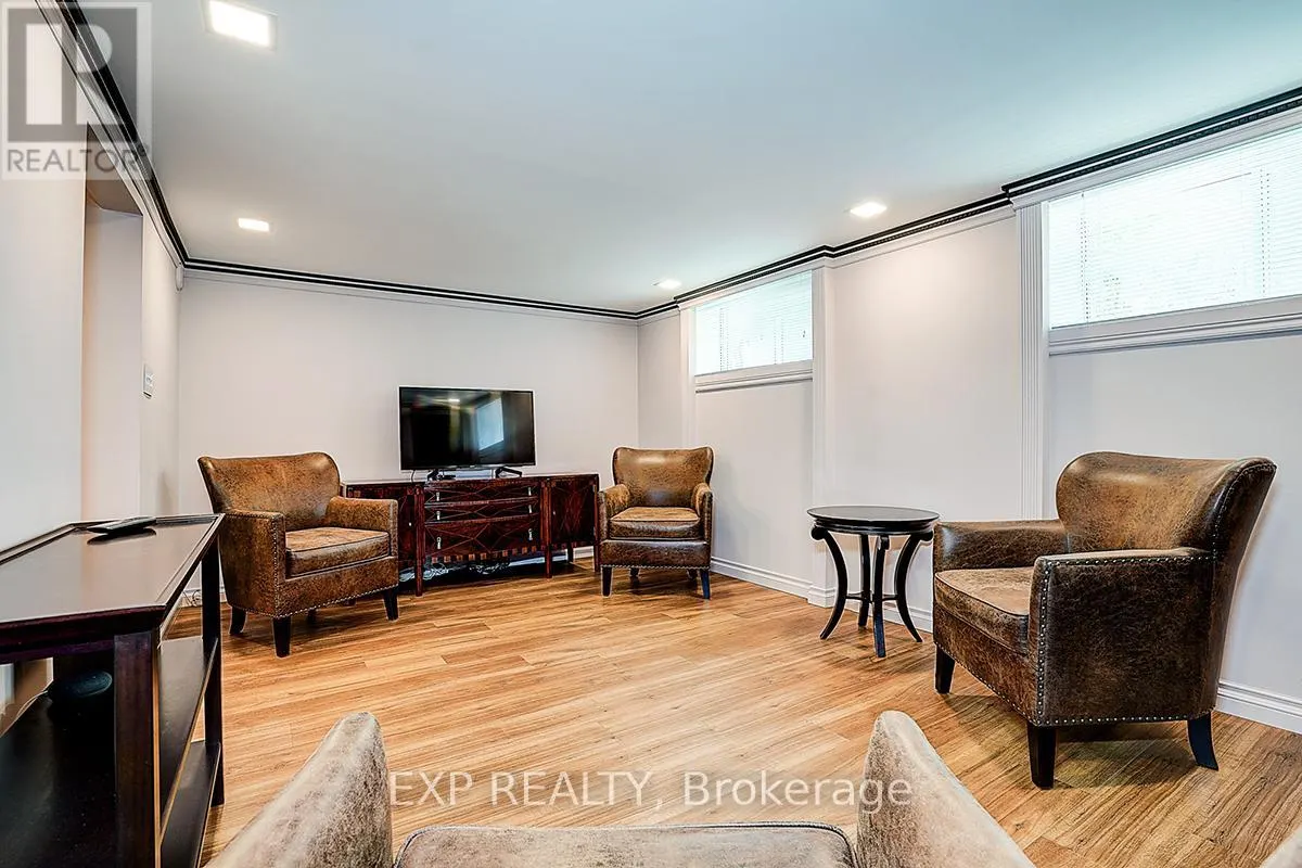 62 KEMPSELL CRESCENT