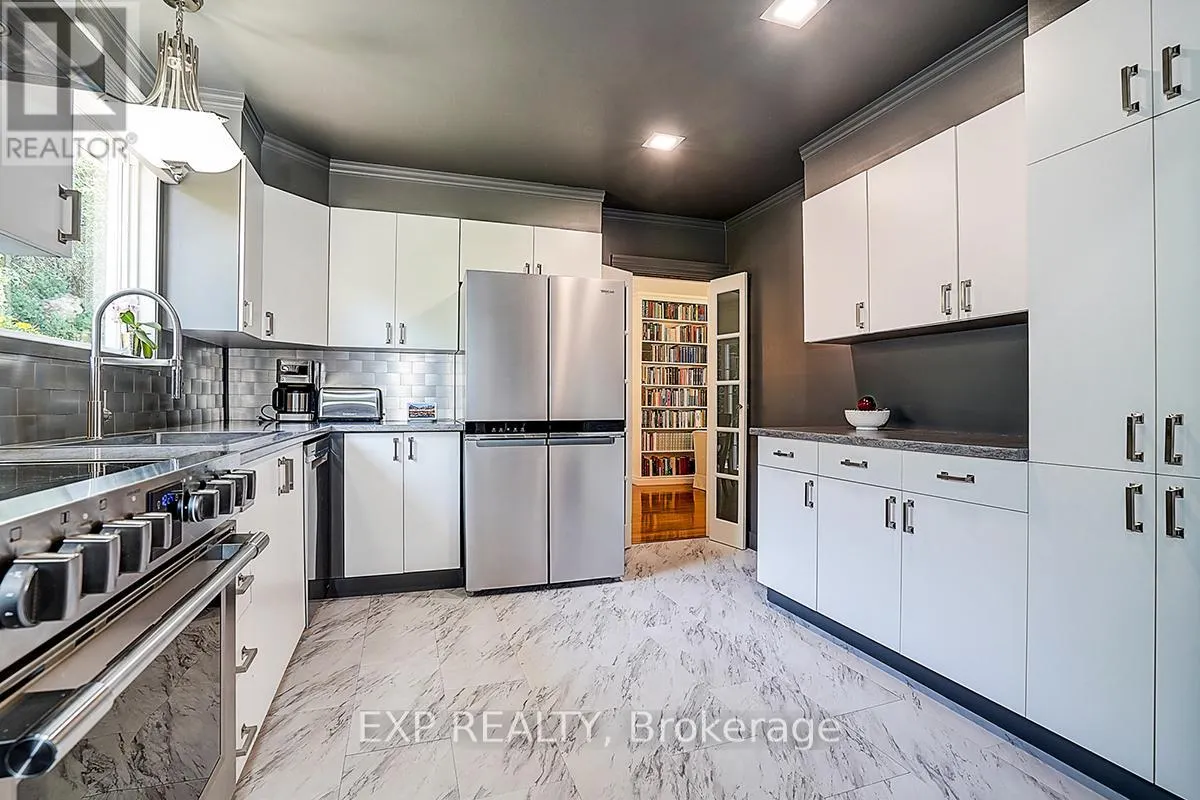62 KEMPSELL CRESCENT