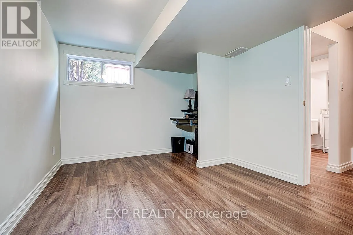62 KEMPSELL CRESCENT