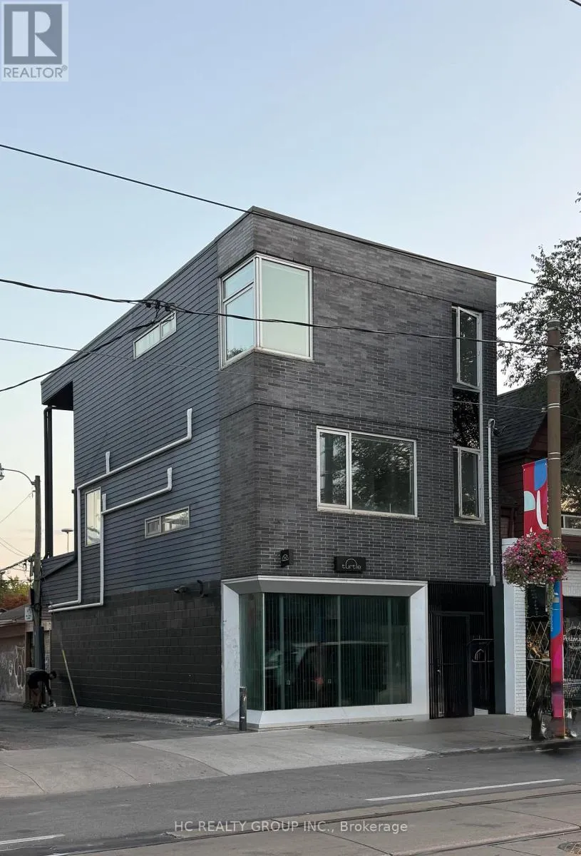 899 DUNDAS STREET W