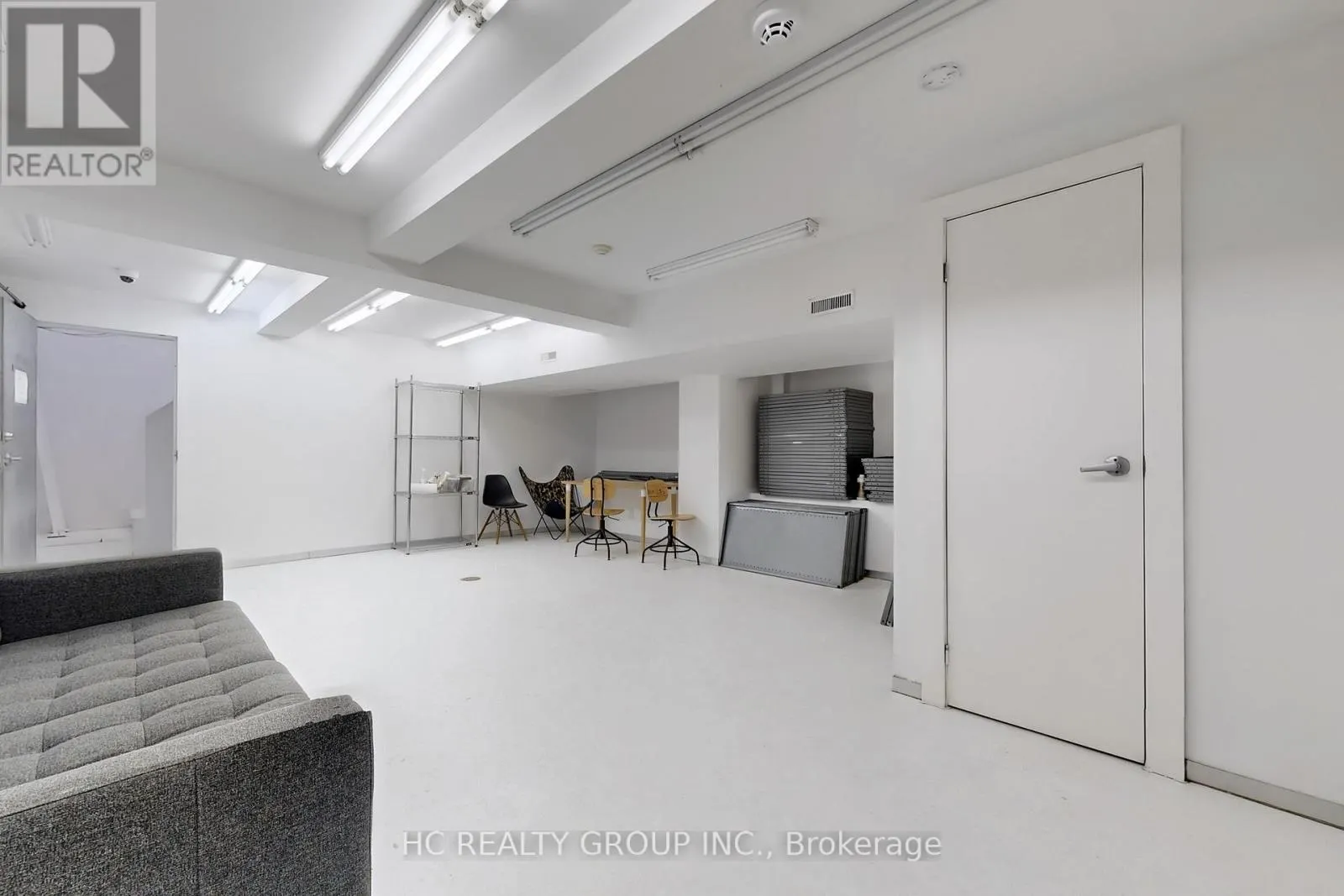 899 DUNDAS STREET W