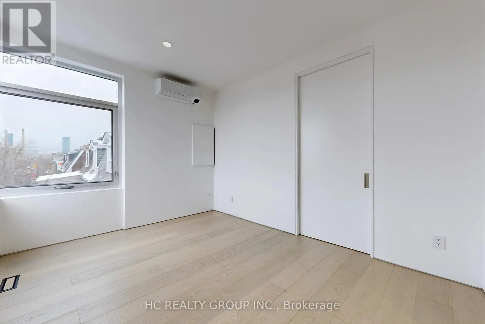 899 DUNDAS STREET W