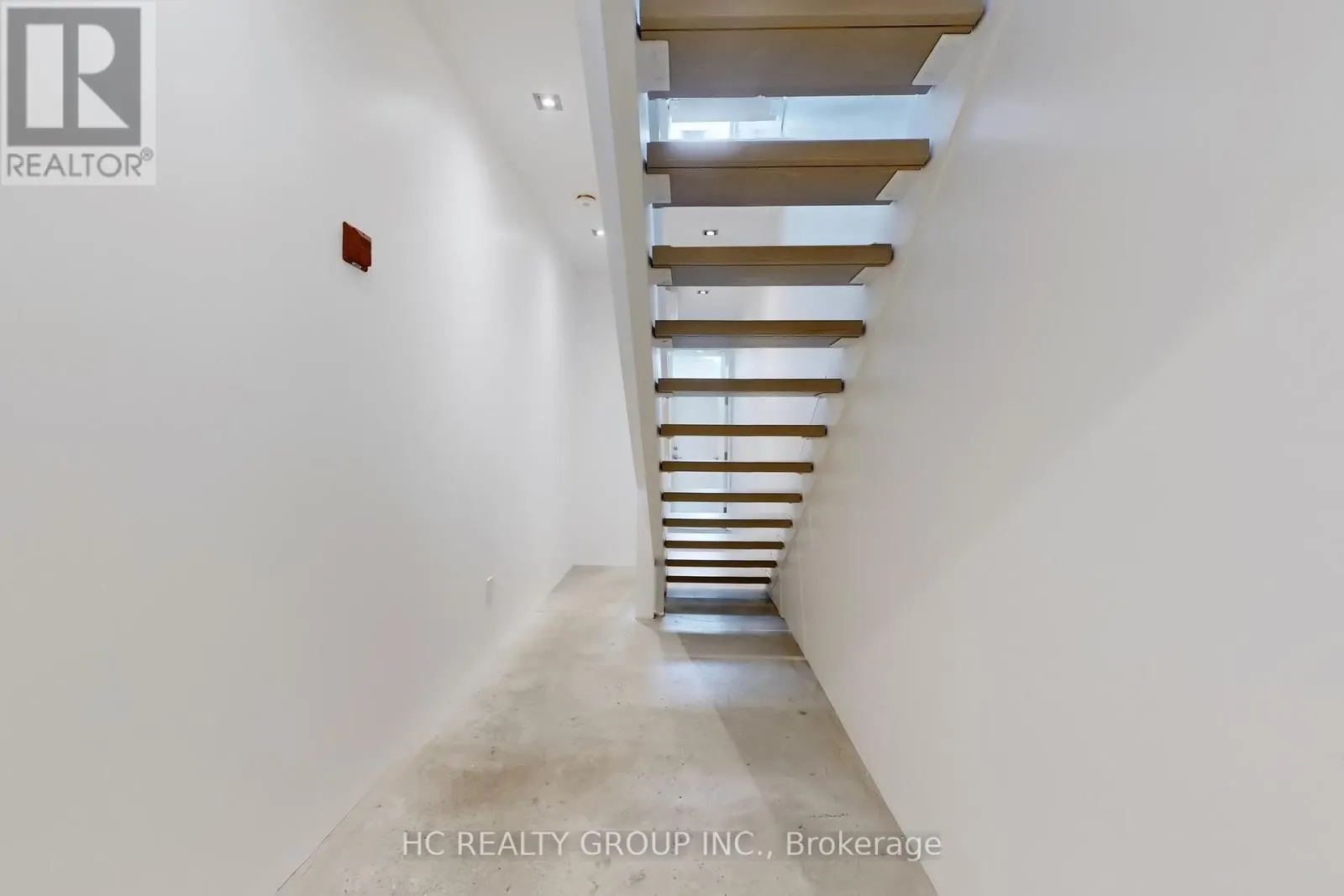 899 DUNDAS STREET W