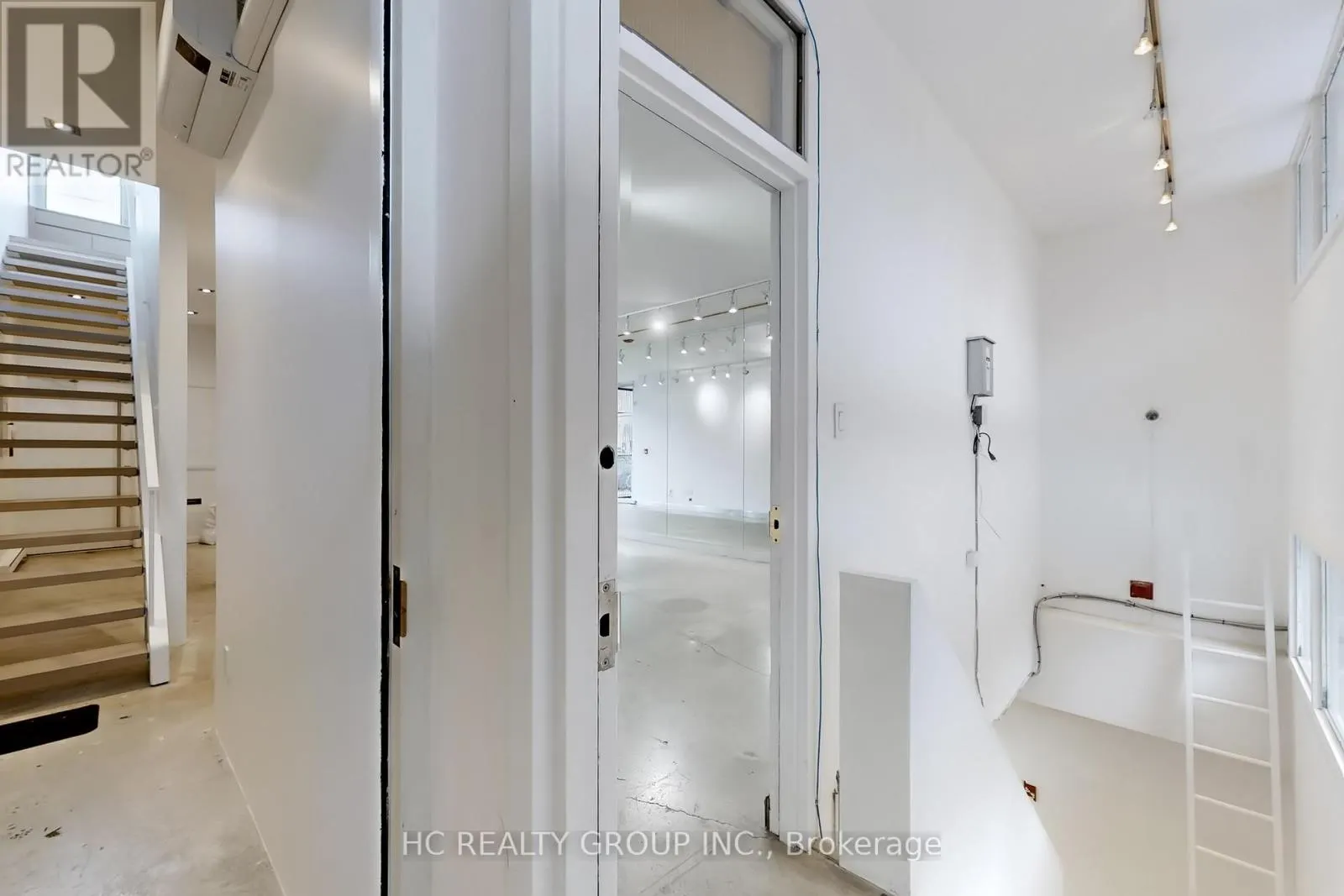 899 DUNDAS STREET W