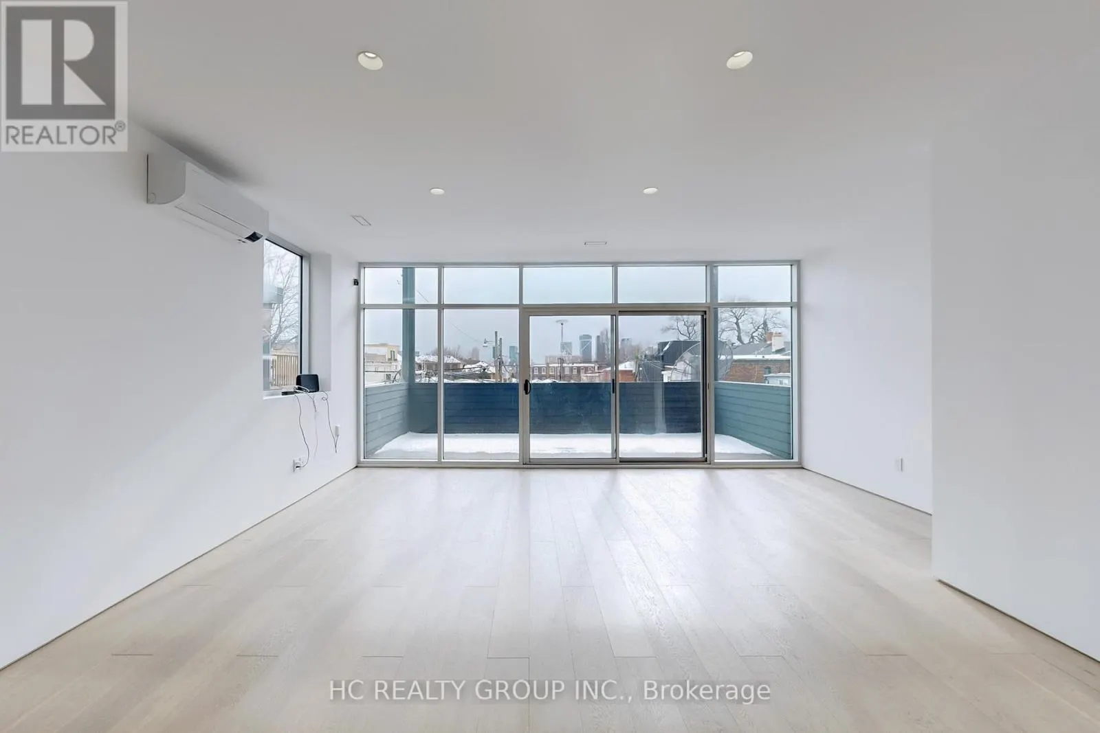 899 DUNDAS STREET W
