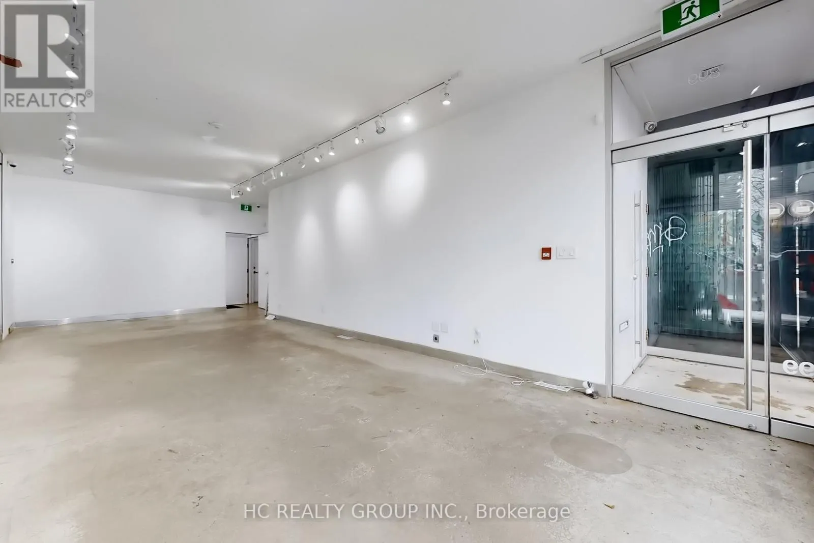 899 DUNDAS STREET W