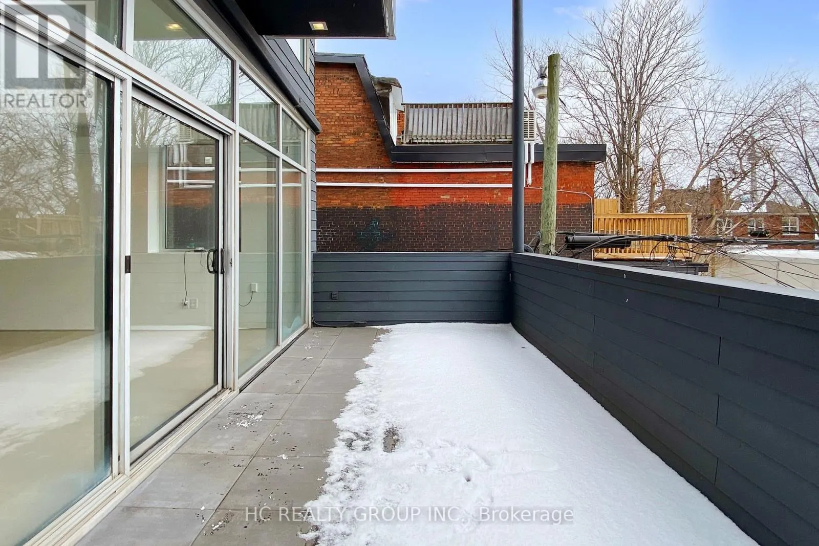 899 DUNDAS STREET W