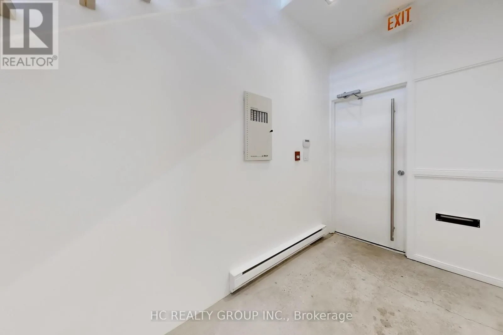 899 DUNDAS STREET W