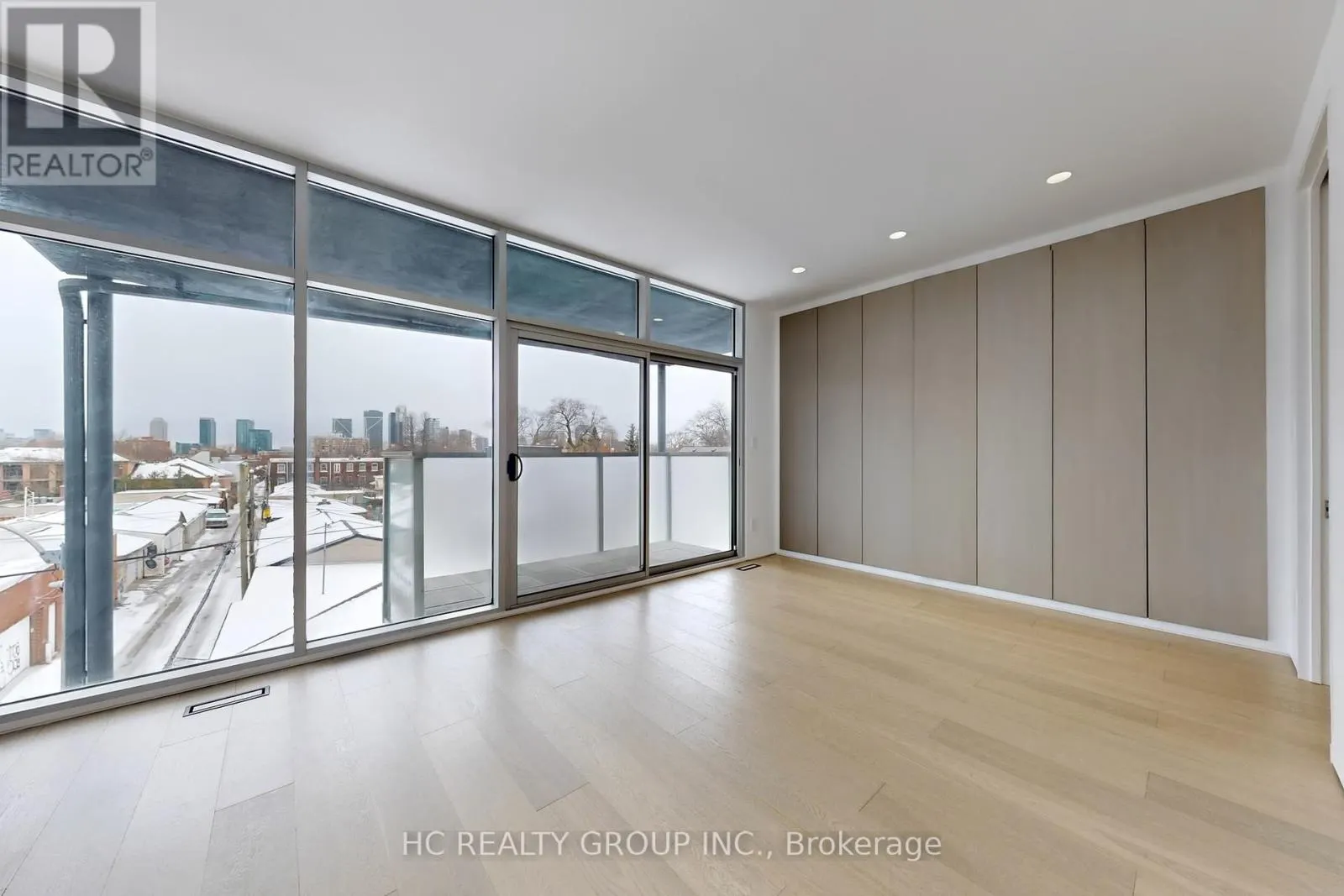 899 DUNDAS STREET W