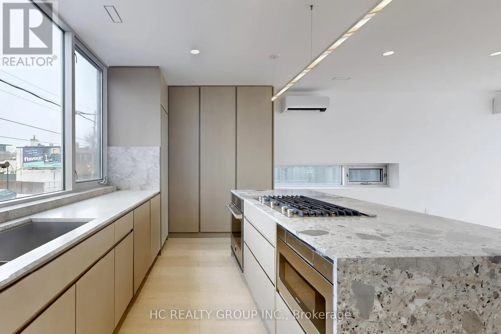 899 DUNDAS STREET W