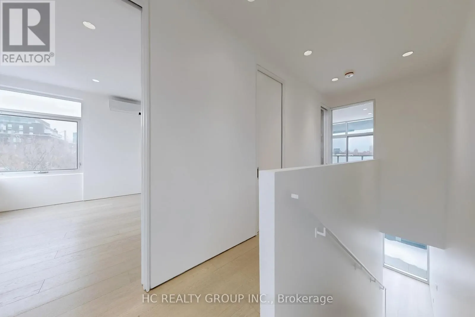 899 DUNDAS STREET W