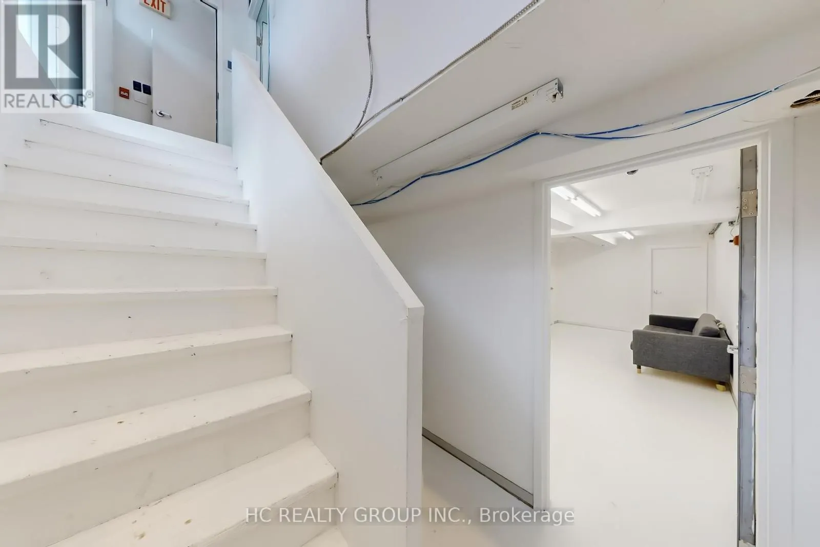 899 DUNDAS STREET W