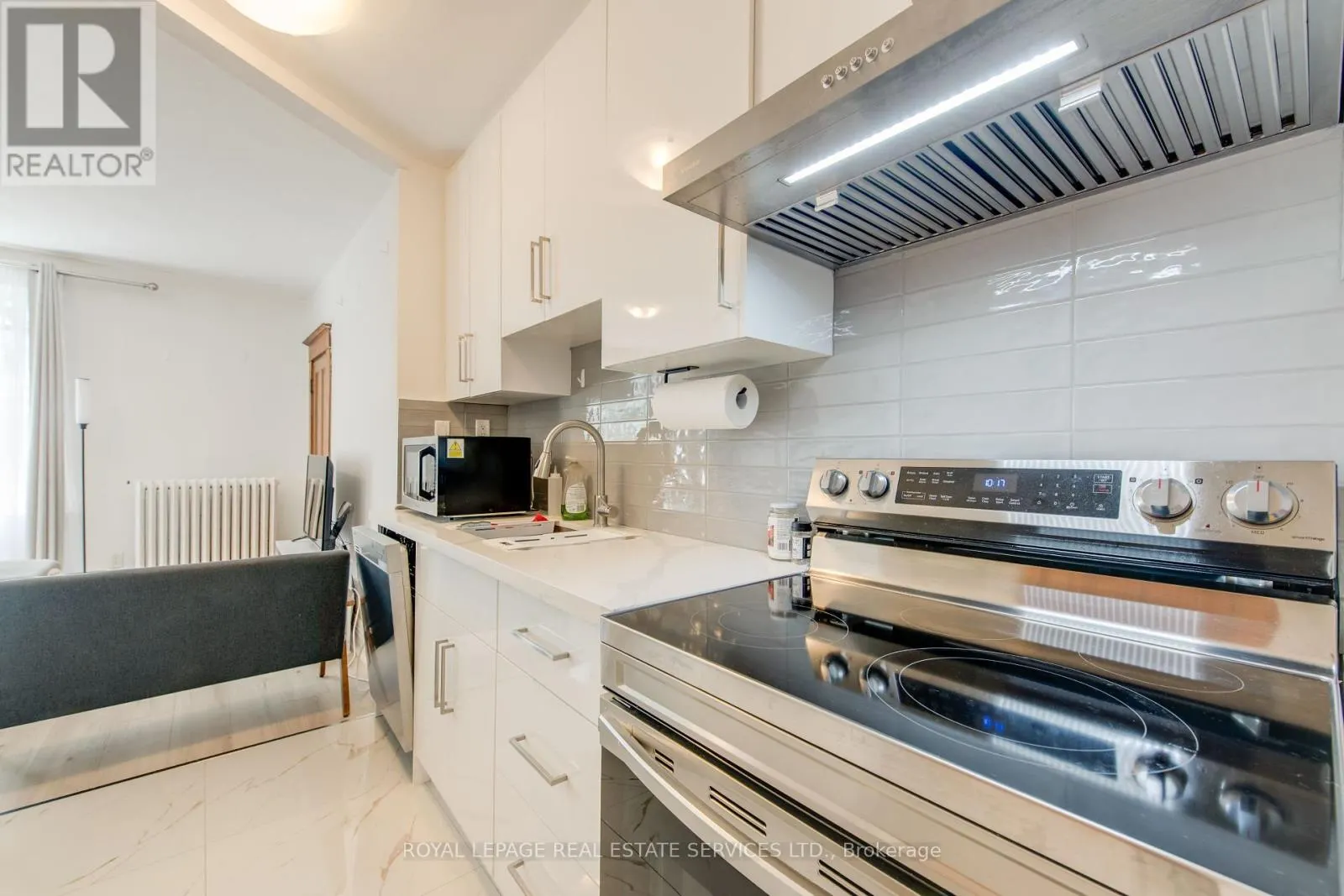 2 - 18 SHORNCLIFFE AVENUE