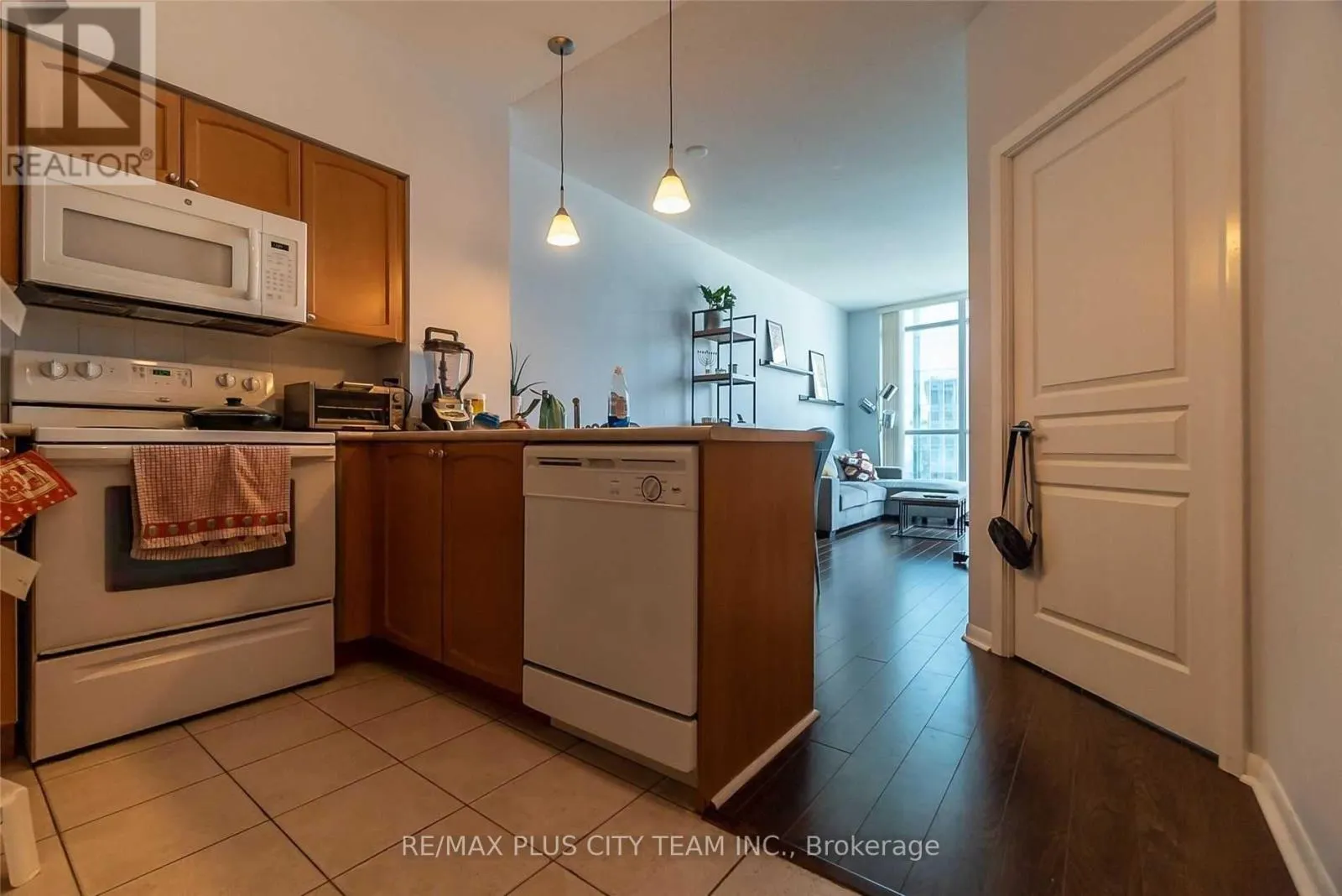 3702 - 18 YONGE STREET
