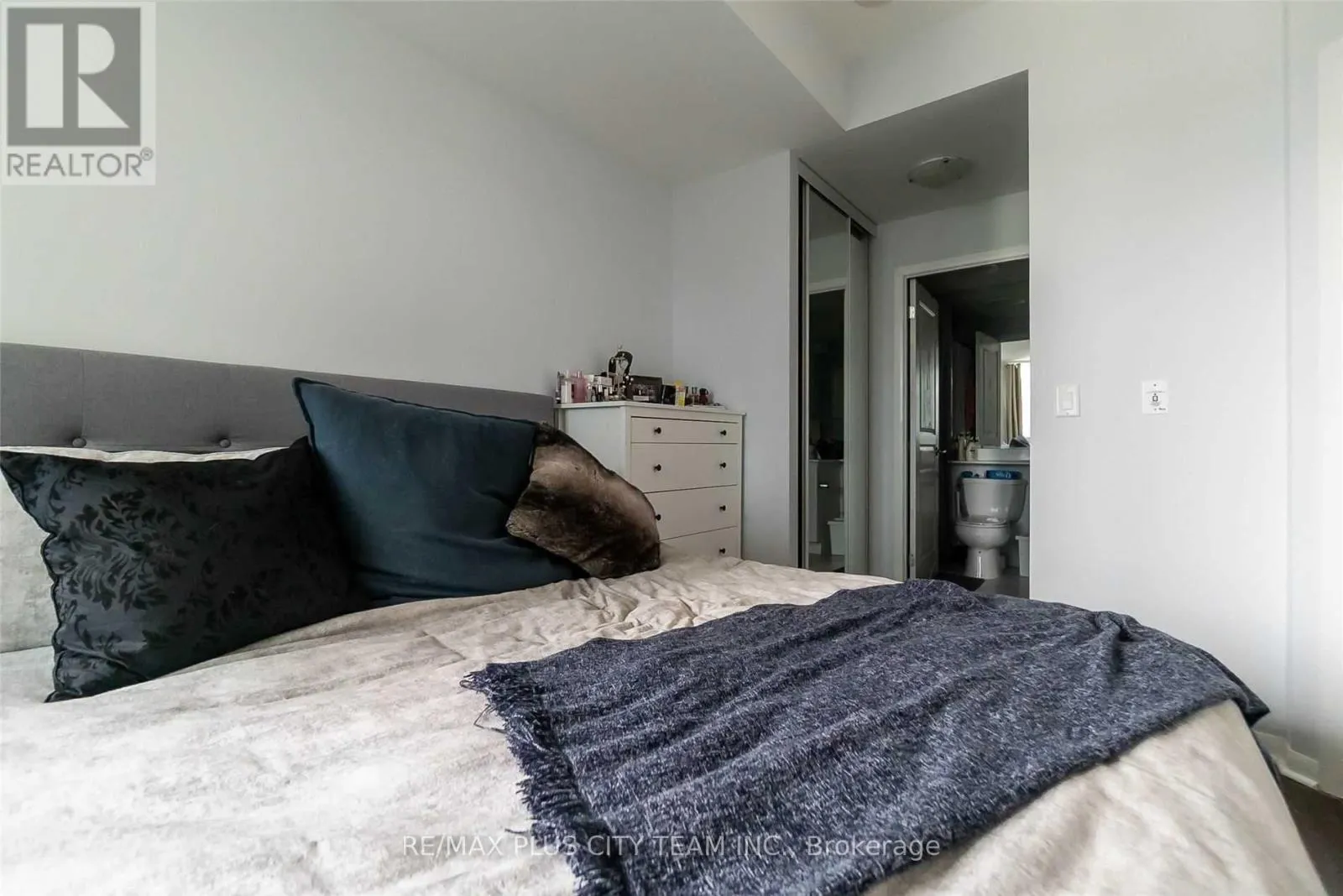 3702 - 18 YONGE STREET
