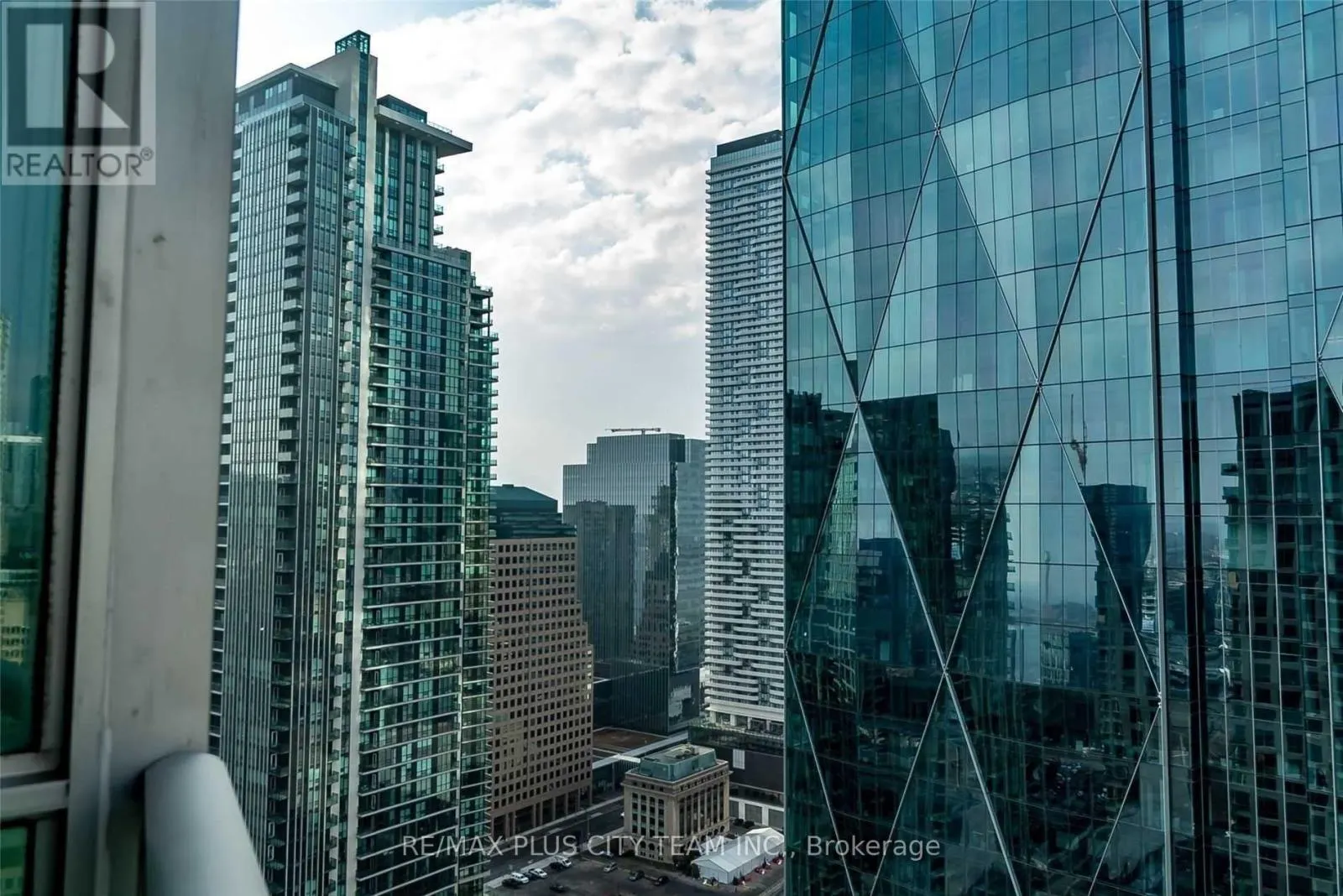 3702 - 18 YONGE STREET
