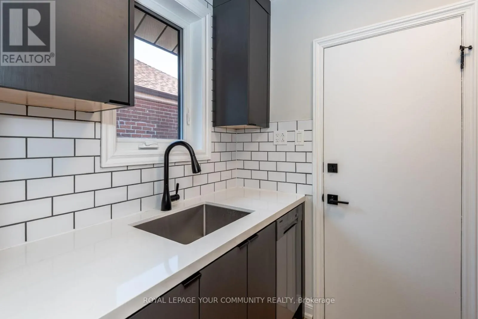 UPPER - 20 STRATHGOWAN AVENUE
