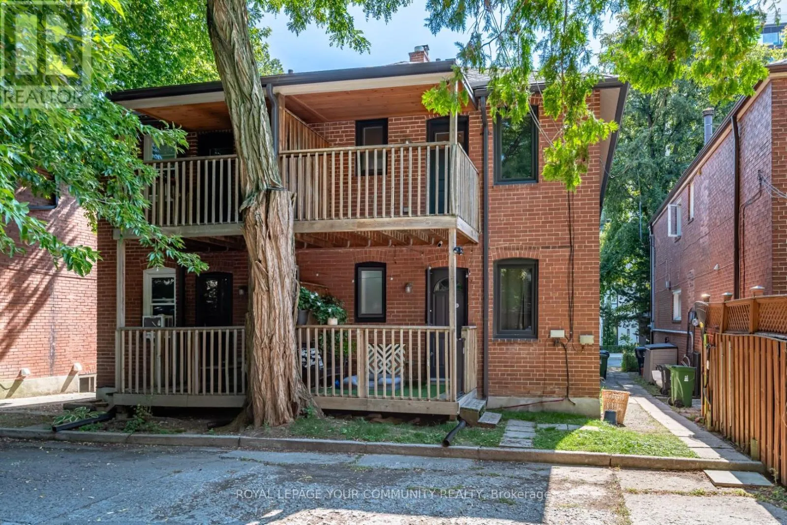 UPPER - 20 STRATHGOWAN AVENUE