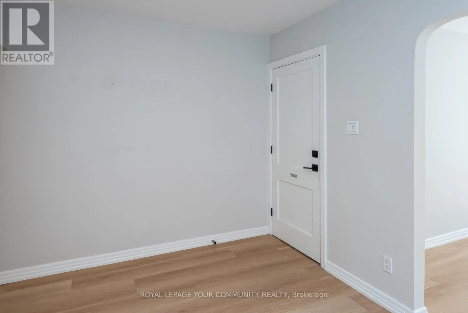 UPPER - 20 STRATHGOWAN AVENUE