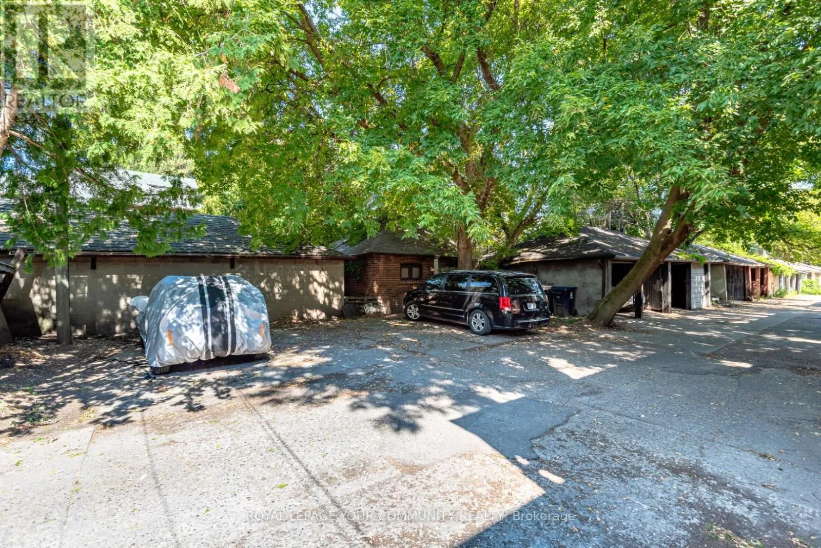 UPPER - 20 STRATHGOWAN AVENUE