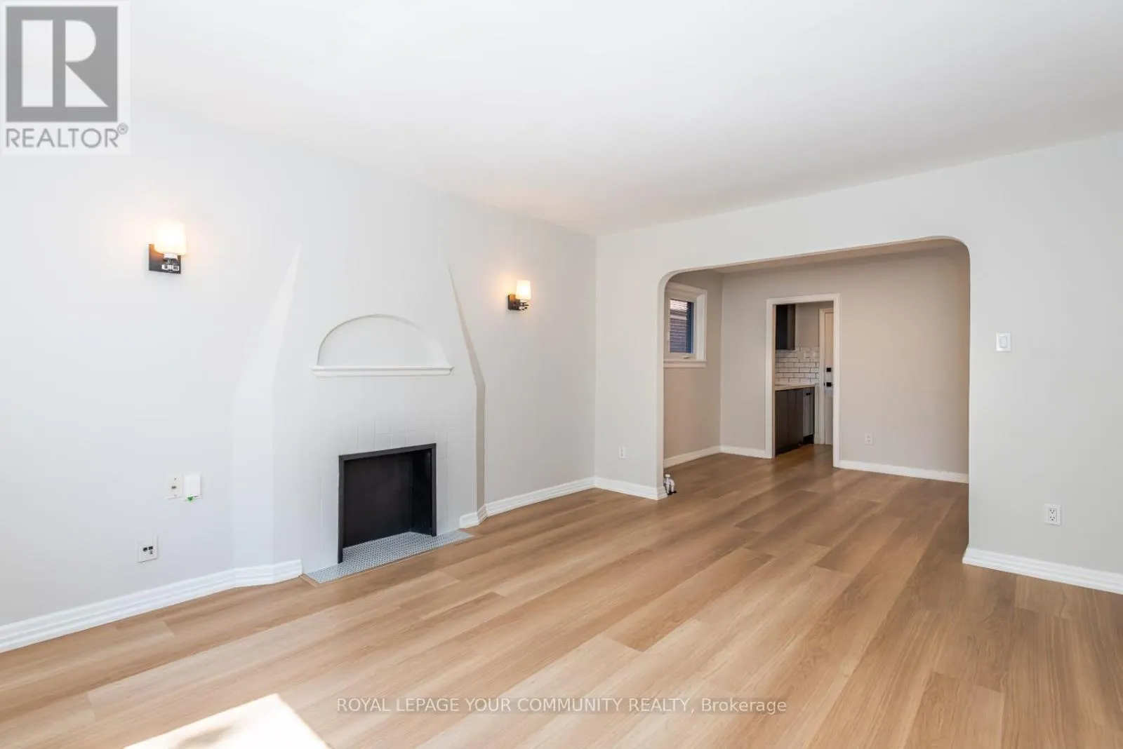 UPPER - 20 STRATHGOWAN AVENUE