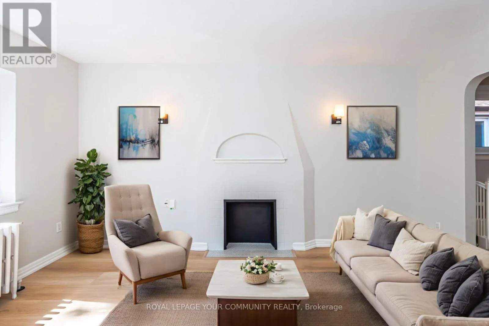 UPPER - 20 STRATHGOWAN AVENUE