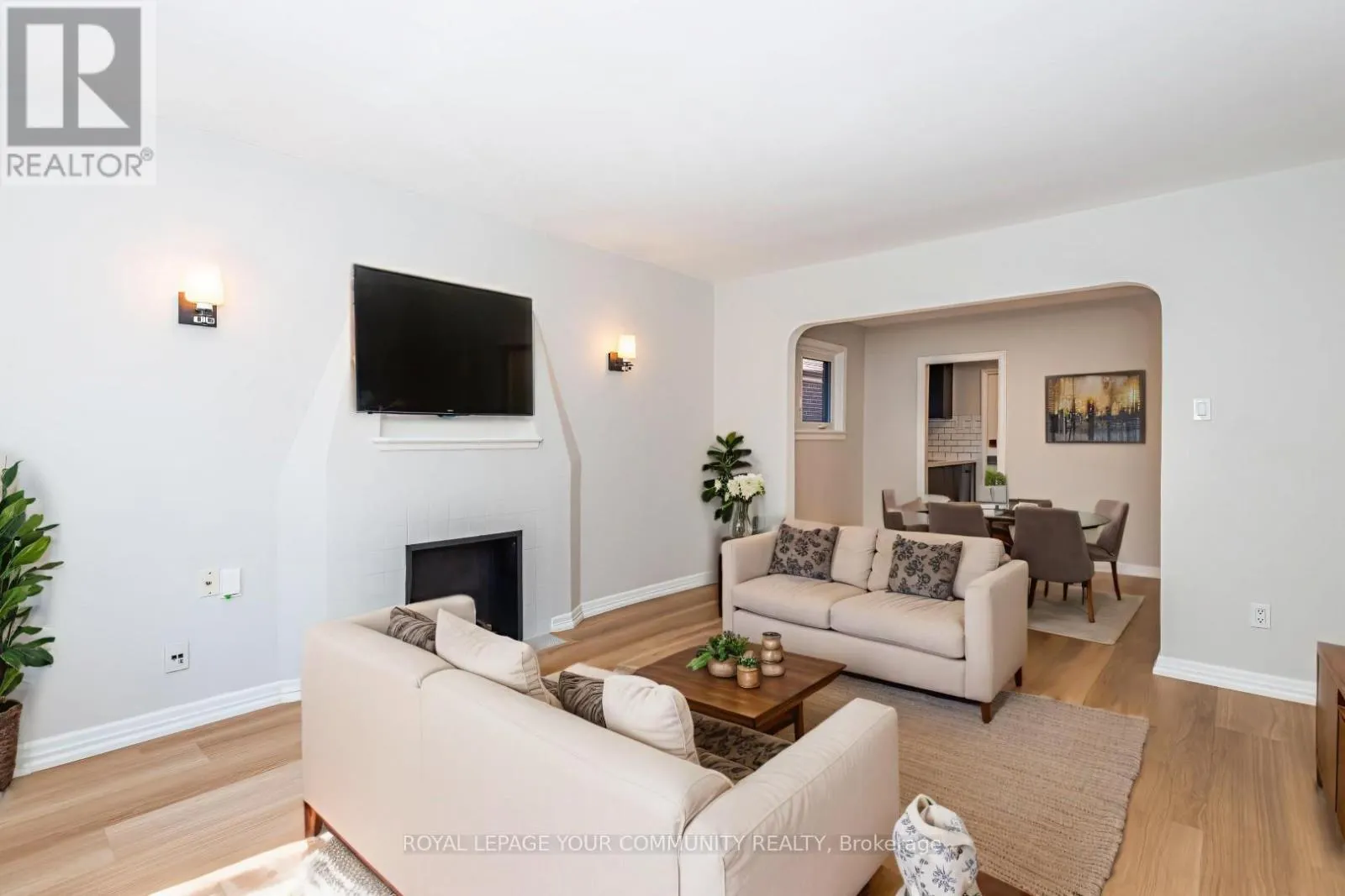 UPPER - 20 STRATHGOWAN AVENUE