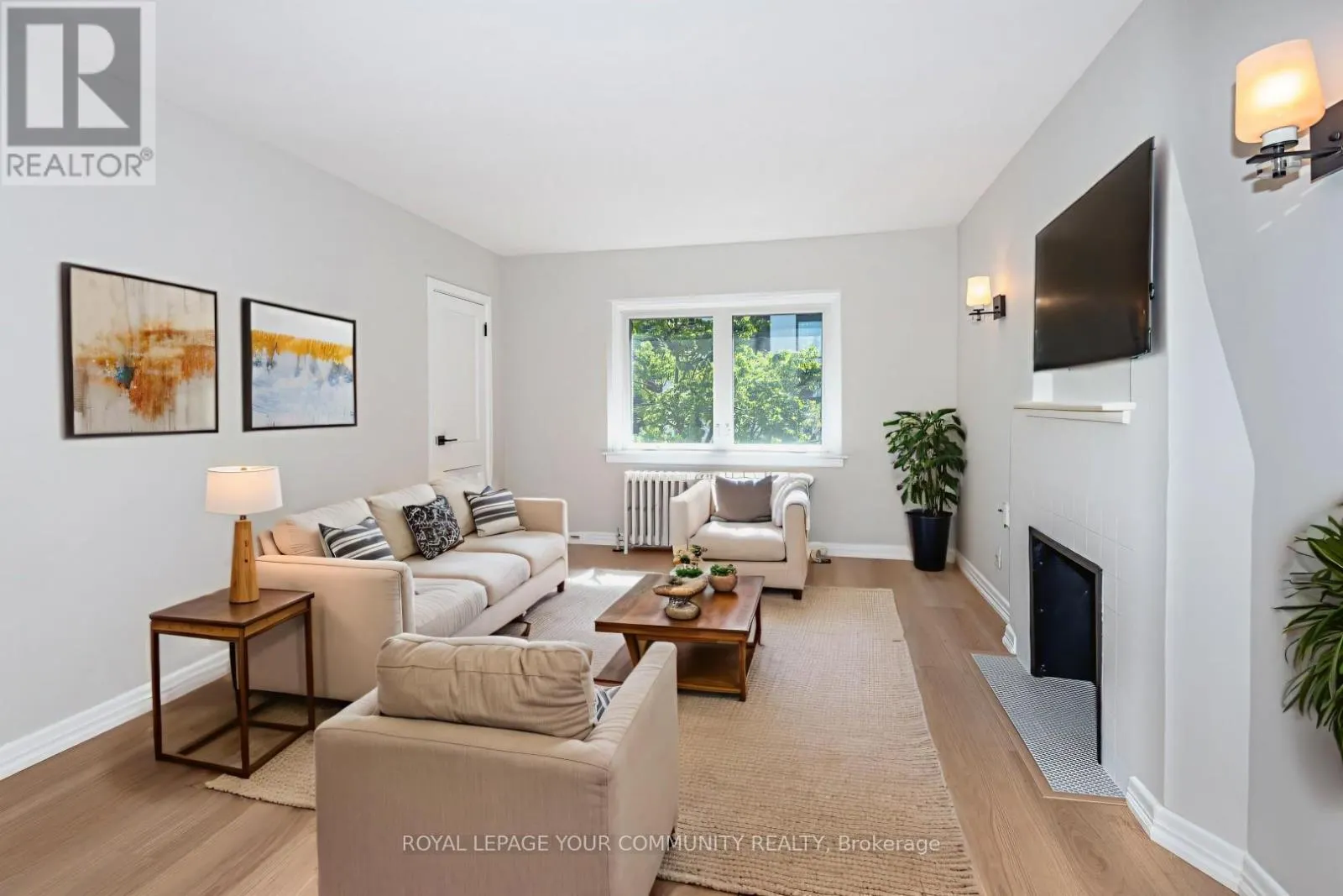 UPPER - 20 STRATHGOWAN AVENUE