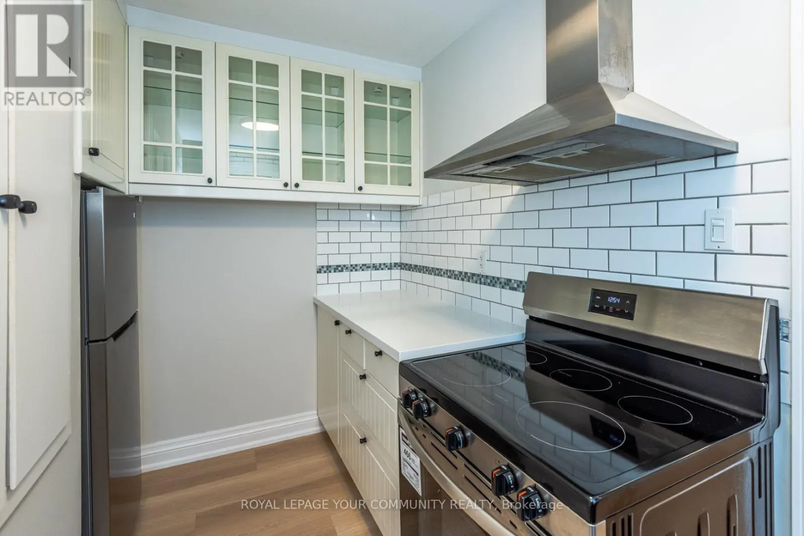 UPPER - 20 STRATHGOWAN AVENUE