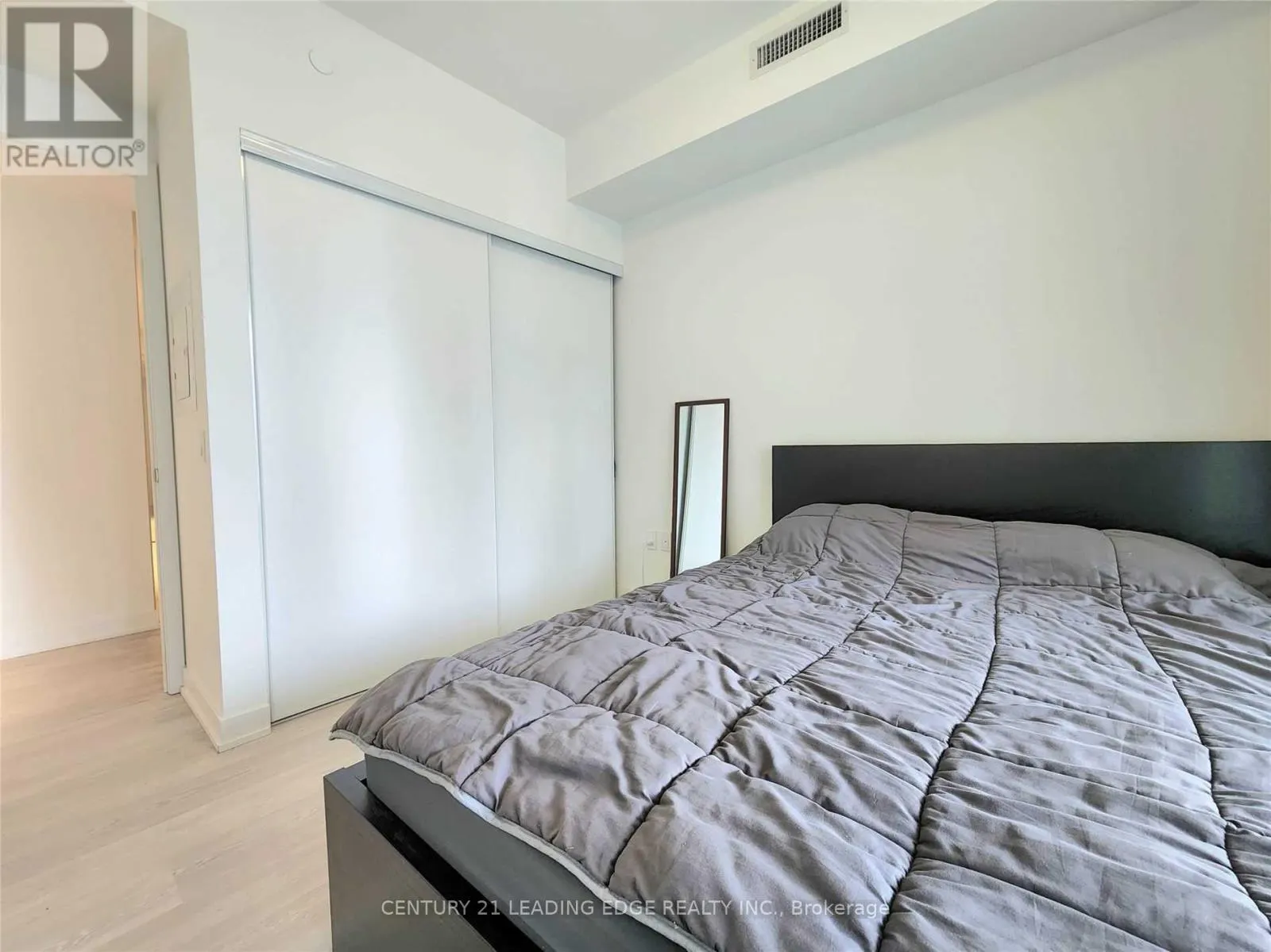 1407 - 15 QUEENS QUAY E