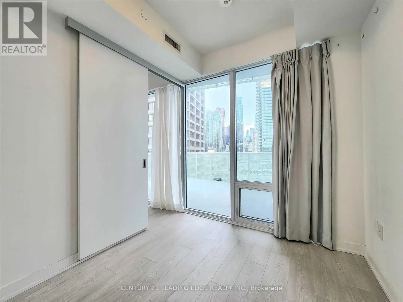 1407 - 15 QUEENS QUAY E