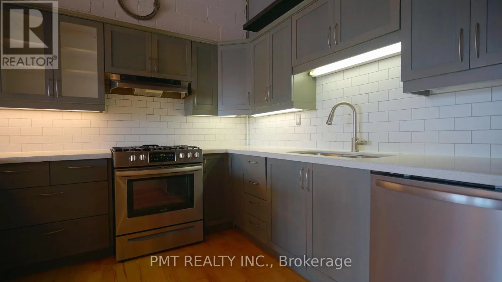 401 - 426 QUEEN STREET E