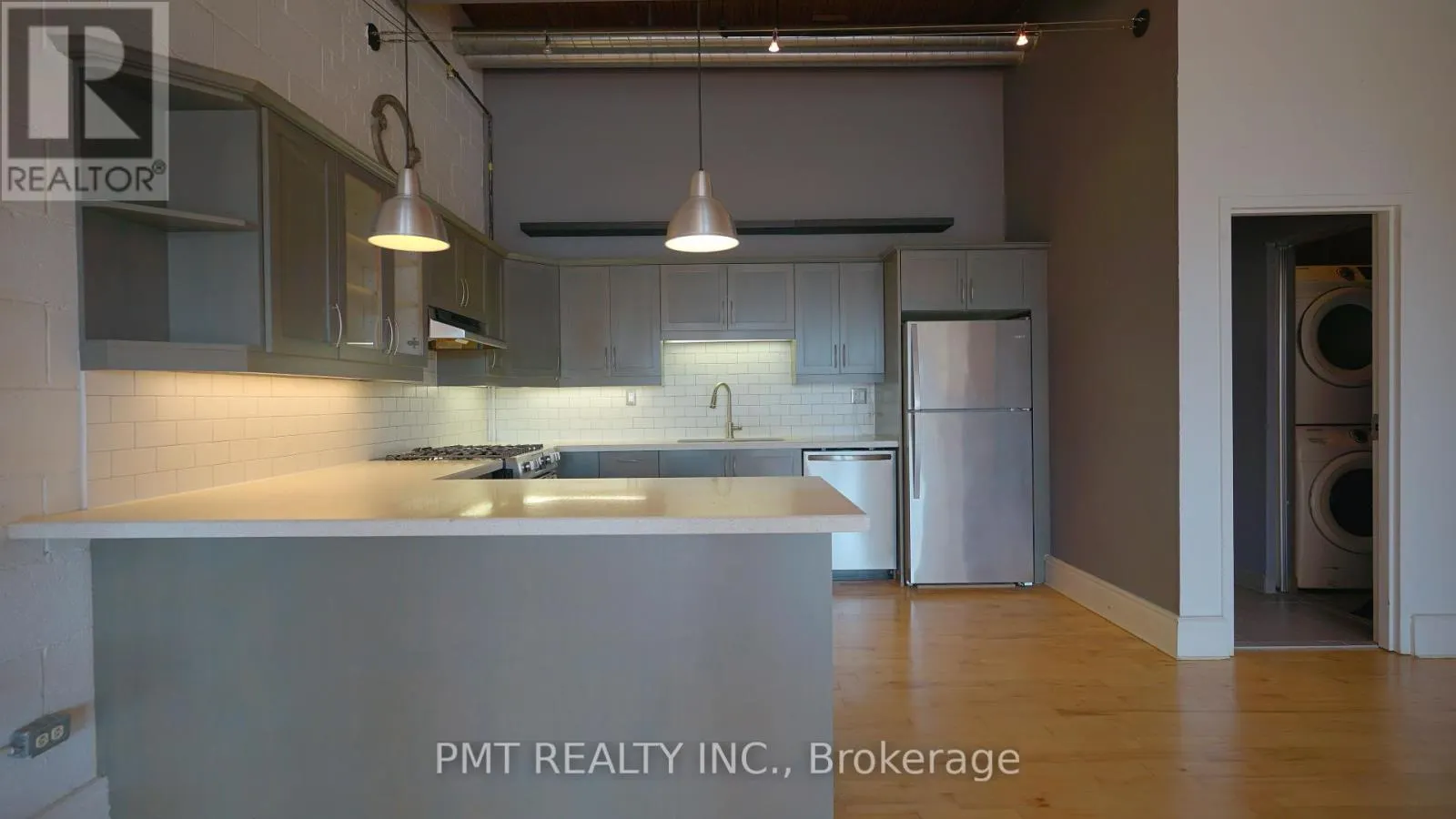 401 - 426 QUEEN STREET E