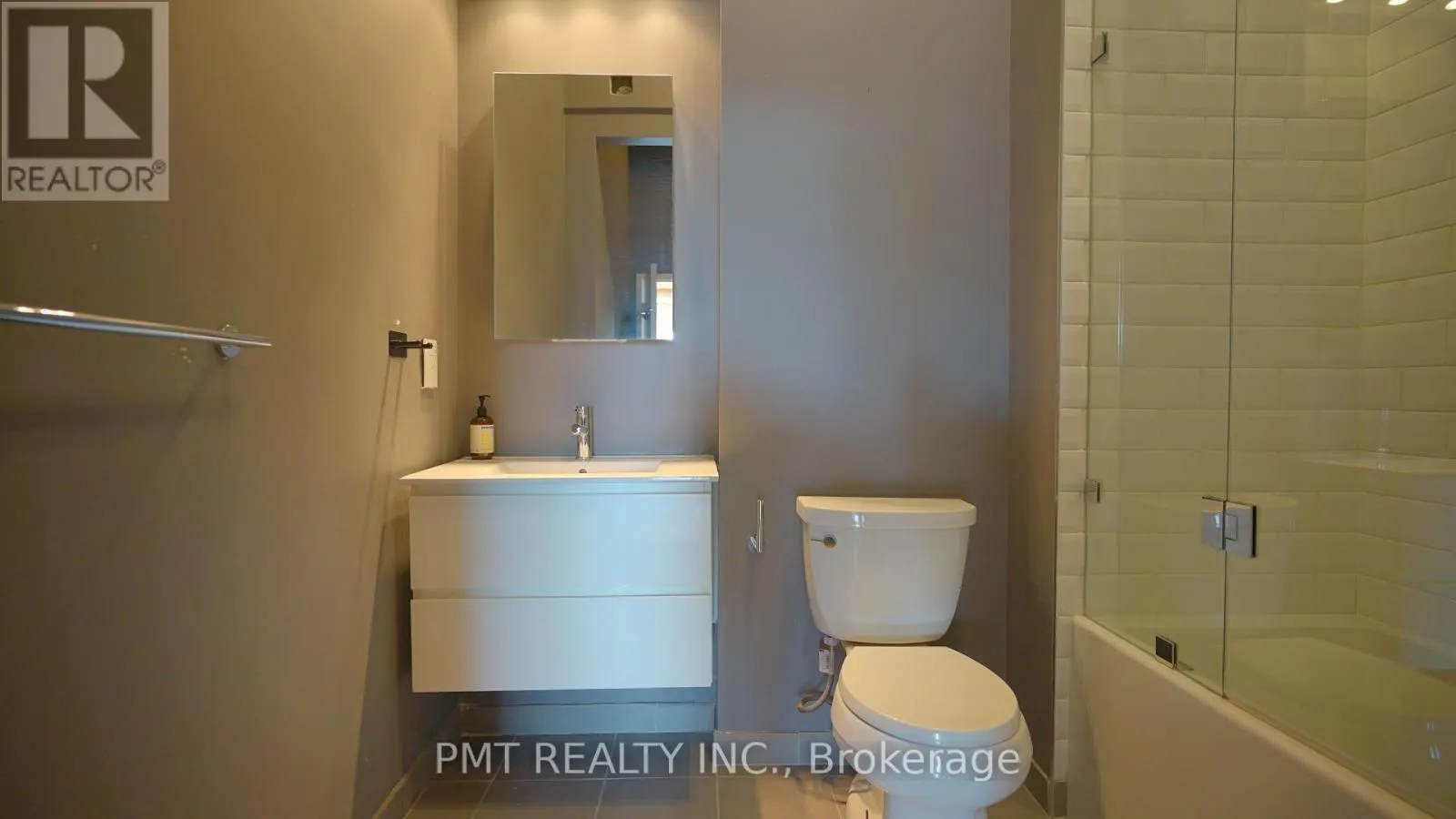 401 - 426 QUEEN STREET E