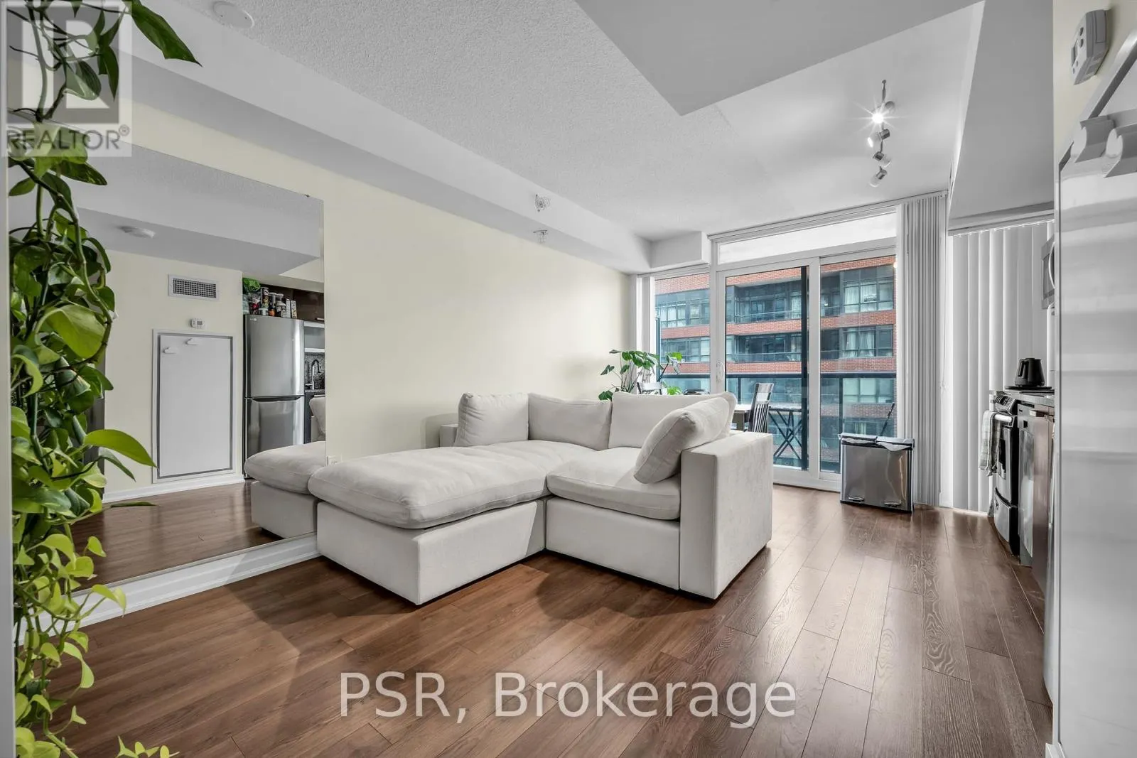 1210E - 36 LISGAR STREET