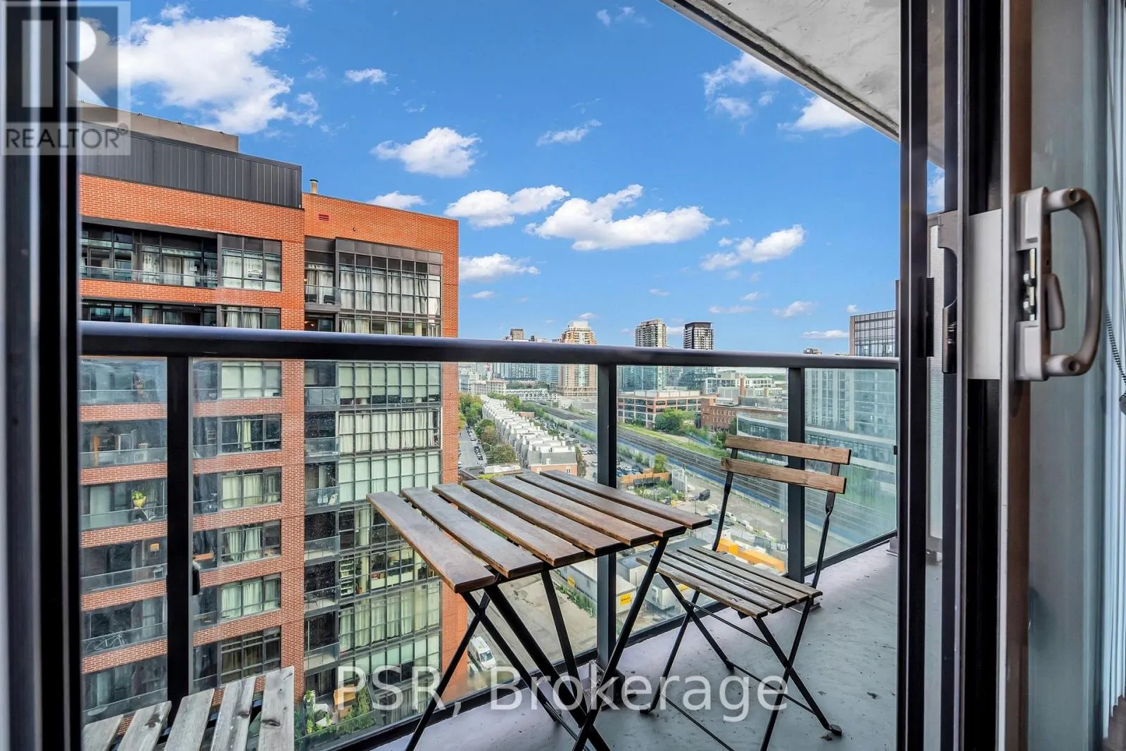 1210E - 36 LISGAR STREET