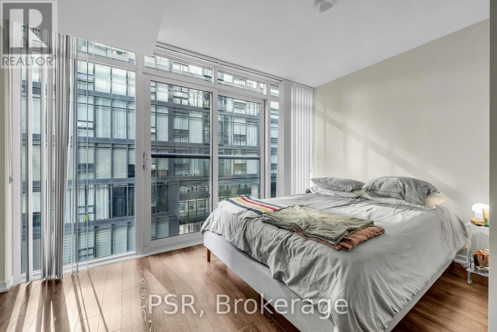 1210E - 36 LISGAR STREET
