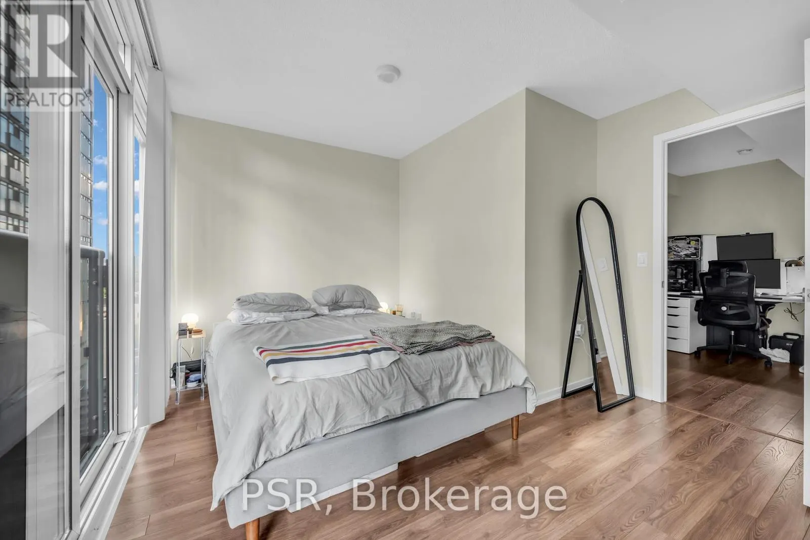 1210E - 36 LISGAR STREET