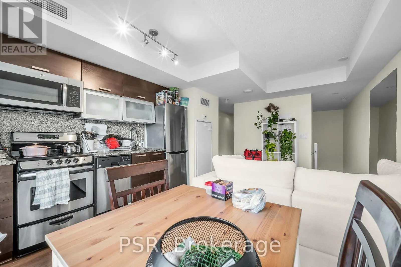 1210E - 36 LISGAR STREET