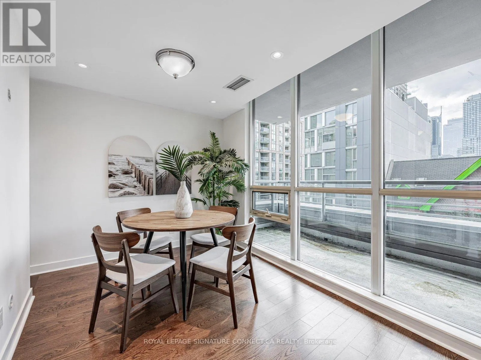 407 - 320 RICHMOND STREET W