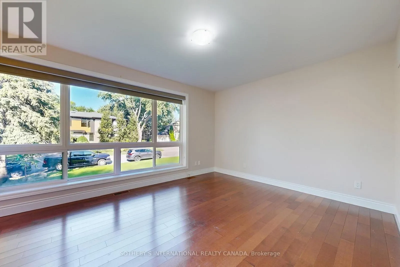 11 TETBURY CRESCENT