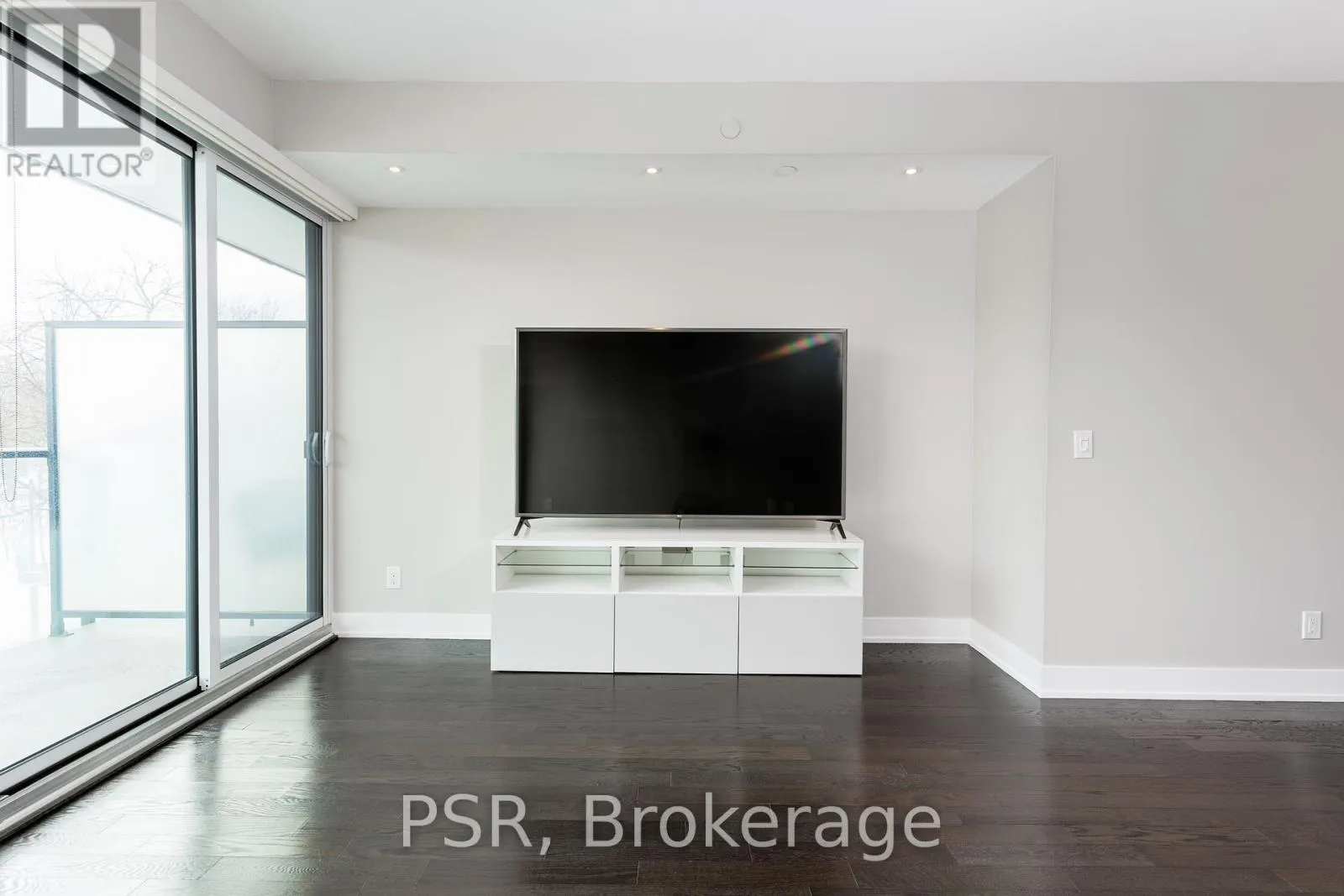 311 - 3018 YONGE STREET