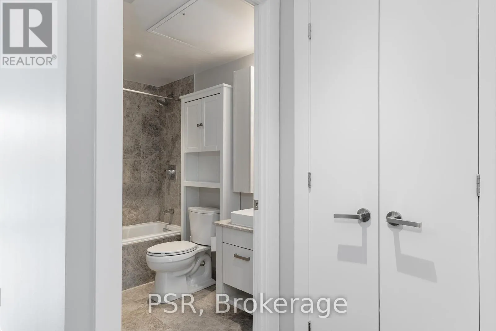 311 - 3018 YONGE STREET