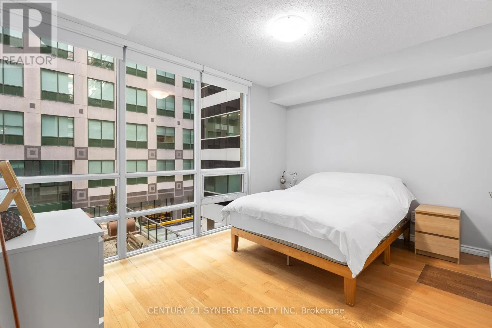 306 - 263 WELLINGTON STREET W