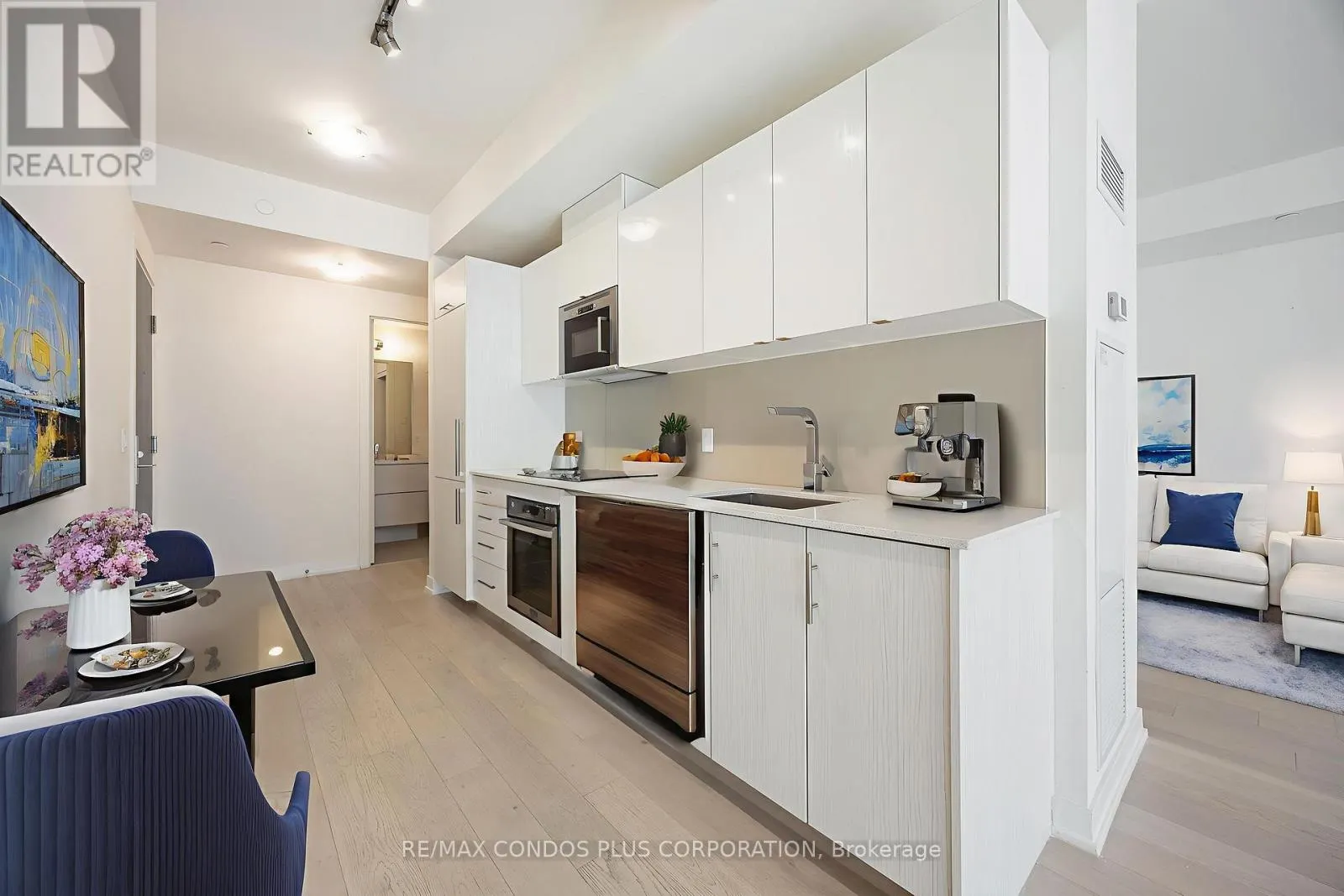 518 - 330 RICHMOND STREET W