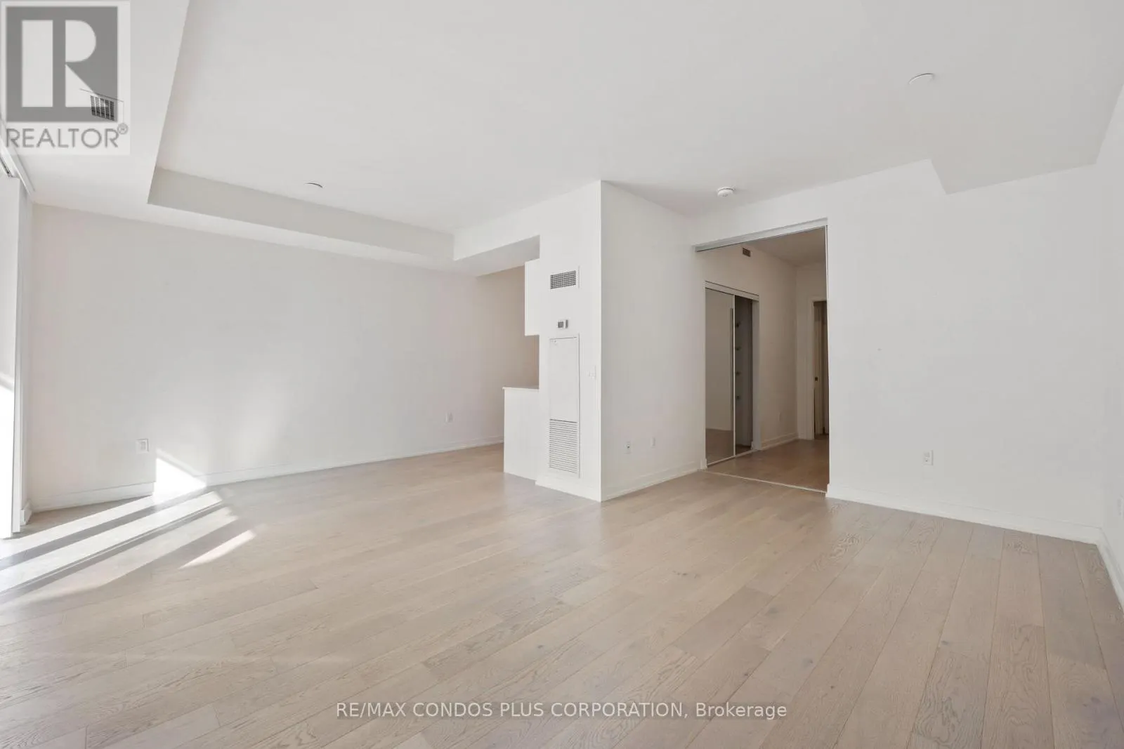 518 - 330 RICHMOND STREET W